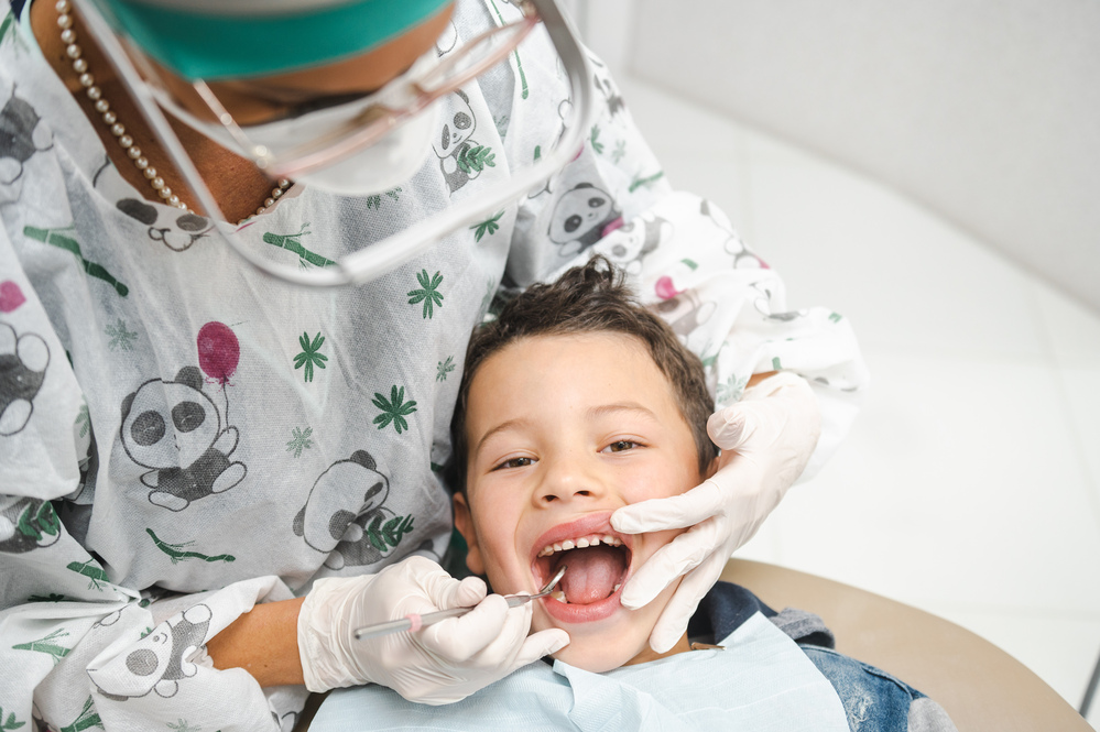 Criança em consulta com a odontopediatra da Dental Vitta, Dra. Sandra Pontalti.