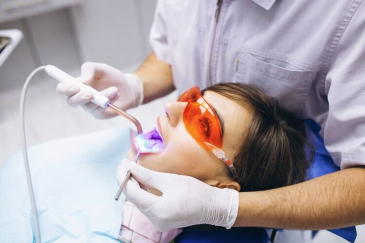 Paciente realiza um tratamento de limpeza dentária.