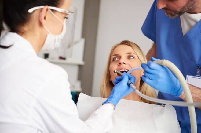 Identificação do biofilme em uma paciente realizando a limpeza dentária com o método GBT.